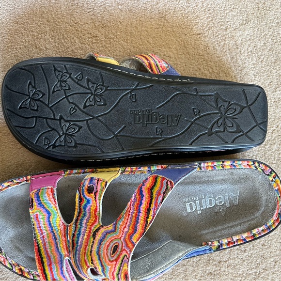 Algeria.sandals tri adjustable straps wavy colorful pattern. Sz 9.5 to 10 - Picture 5 of 7